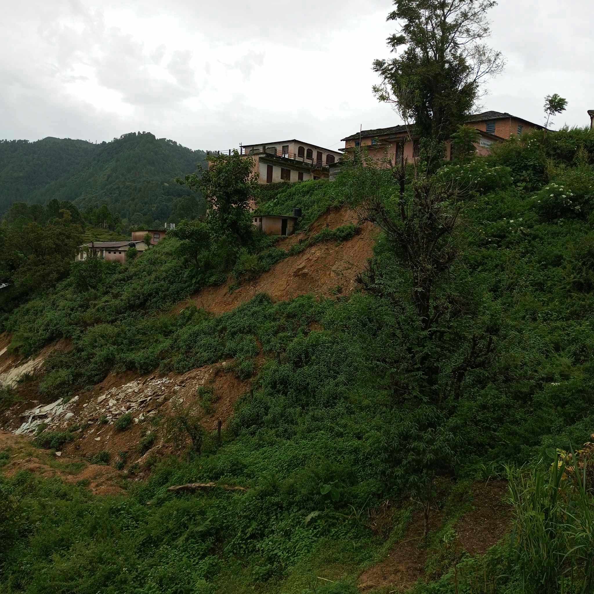 विरेन्द्र मावि शाहीलेकको भवन पहिरोको जोखिममा 